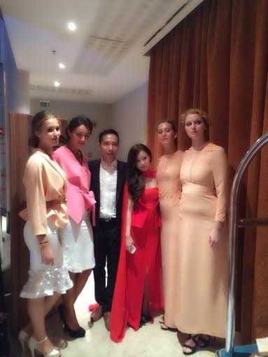 Rất bận rộn nhưng Trang Cherry lúc nào cũng vui vẻ, gương mặt cô toát lên vẻ đẹp thánh thiện.