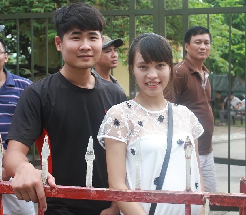 Bà bầu 8 tháng chờ từ 3h sáng để mua vé xem U19 Việt Nam - 2 Kiều Diễm xếp hàng cùng chồng để có thêm suất mua vé