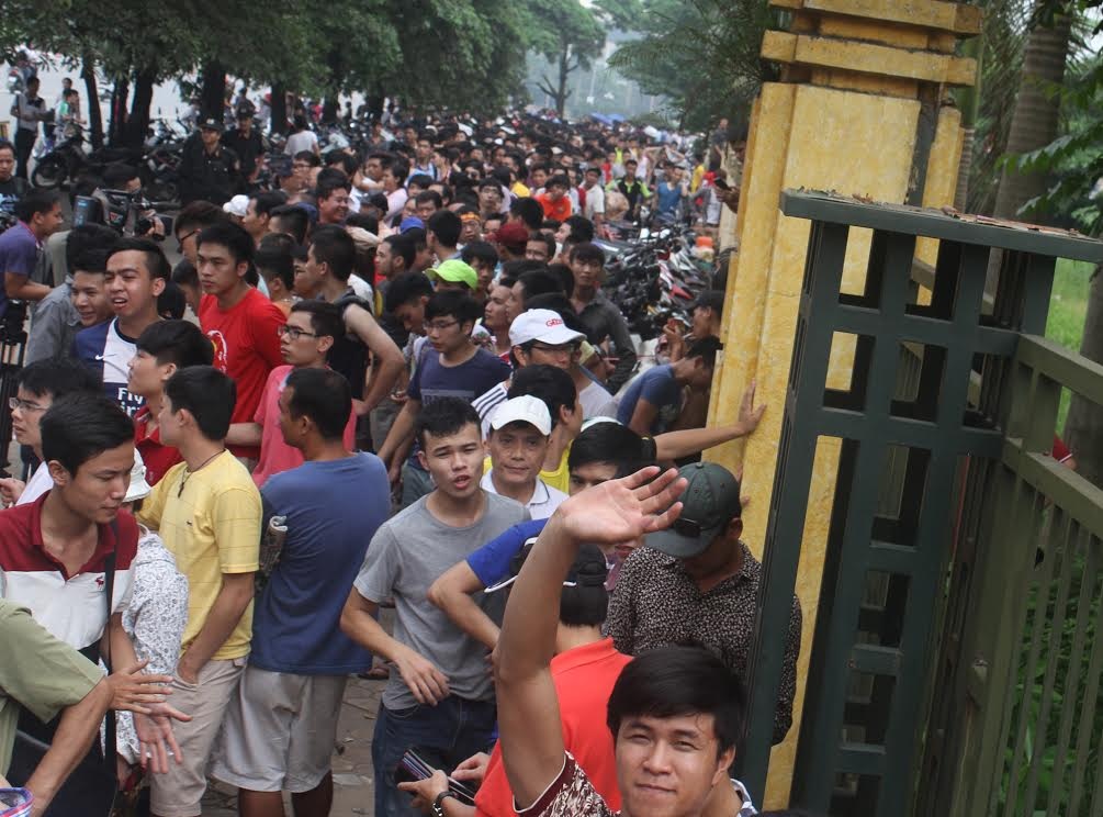 Bà bầu 8 tháng chờ từ 3h sáng để mua vé xem U19 Việt Nam - 3 Khán giả xếp hàng trước cửa trụ sở VFF từ khá đông