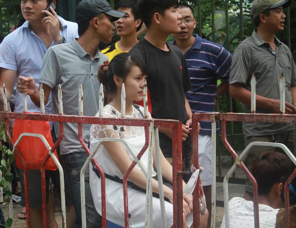 Bà bầu 8 tháng chờ từ 3h sáng để mua vé xem U19 Việt Nam - 1 Kiều Diễm có mặt ở trước cửa trụ sở VFF từ 3h sáng