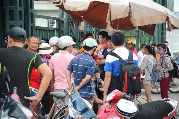 Người hâm mộ lên cơn sốt xem trận U19 Việt Nam gặp Nhật Bản