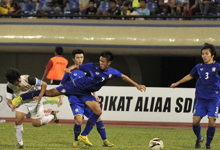 U19 Việt Nam đã khôn ngoan hơn 1 năm về trước - 2 U19 Việt Nam vẫn tỉnh táo trước U19 Thái Lan khá thô bạo