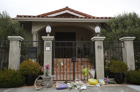 Tài tử vừa tự vẫn Robin Williams mắc bệnh Parkinson - 4 Bà Susan (phải) đã rời khỏi căn nhà chứa chất nhiều kỷ niệm với Robin sau khi ông tự vẫn.