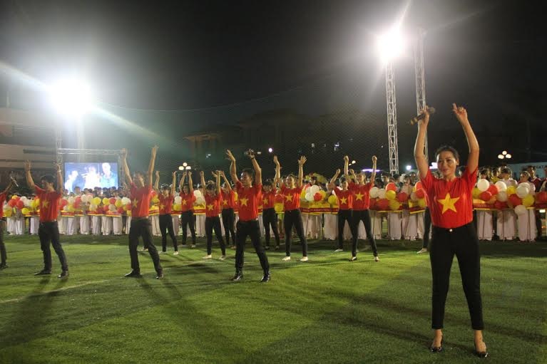 Điểm hẹn của bóng đá phong trào - 1 Một trong những vũ điệu sôi động trong ngày khai mạc Giải Bia Sài Gòn 2014 tại
Quảng Ninh