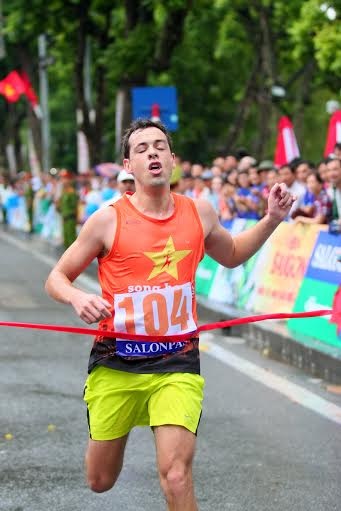 1.300 VĐV tranh tài ở giải chạy chào mừng 60 năm giải phóng thủ đô - 2 Các VĐV nước ngoài tham gia khá đông