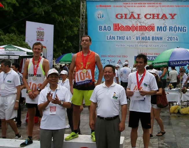 1.300 VĐV tranh tài ở giải chạy chào mừng 60 năm giải phóng thủ đô - 3 Các VĐV nước ngoài bước lên bục nhận giải