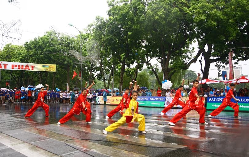 1.300 VĐV tranh tài ở giải chạy chào mừng 60 năm giải phóng thủ đô - 1 Màn biểu diễn võ thuật trước lúc khai mạc giải