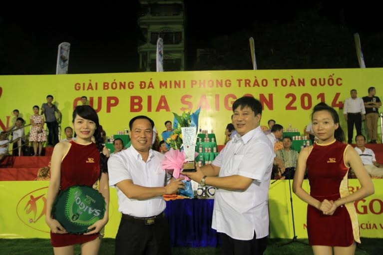Điểm hẹn của bóng đá phong trào - 2 Một trong những vũ điệu sôi động trong ngày khai mạc Giải Bia Sài Gòn 2014 tại
Quảng Ninh
