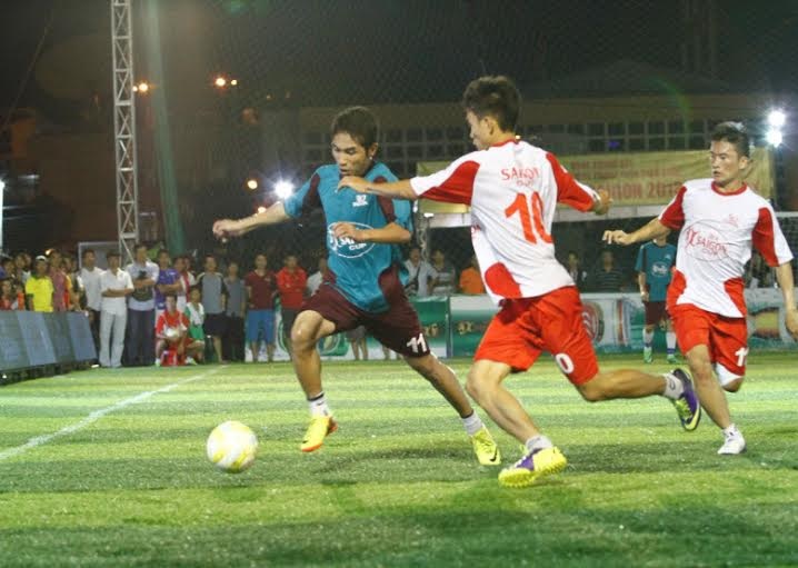 Điểm hẹn của bóng đá phong trào - 3 Ngay sau Lễ khai mạc các trận đấu đã
diễn ra rất sôi nổi
