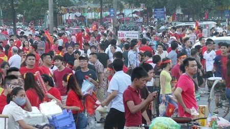 CĐV hâm nóng bầu không khí trên sân Mỹ Đình - 1 Kim Anh – Nguyễn Hùng – Trọng Trinh