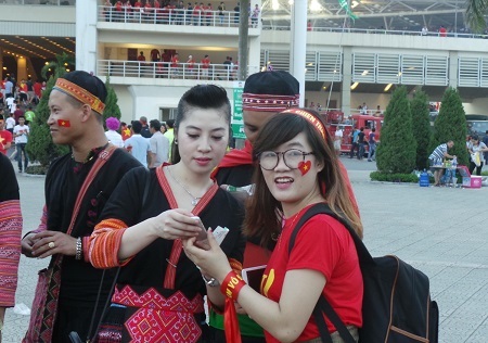 CĐV hâm nóng bầu không khí trên sân Mỹ Đình - 2 Kim Anh – Nguyễn Hùng – Trọng Trinh