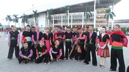 CĐV hâm nóng bầu không khí trên sân Mỹ Đình - 3 Kim Anh – Nguyễn Hùng – Trọng Trinh