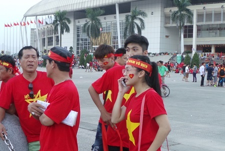 CĐV hâm nóng bầu không khí trên sân Mỹ Đình - 6 Kim Anh – Nguyễn Hùng – Trọng Trinh