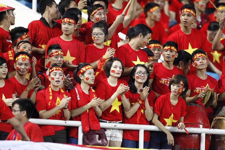 CĐV hâm nóng bầu không khí trên sân Mỹ Đình - 11 Nhóm các nữ CĐV xinh đẹp đến sân cổ vũ cho U19 Việt Nam - Ảnh: Gia Hưng