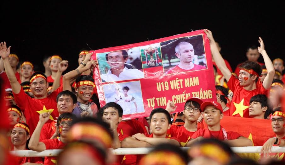 CĐV hâm nóng bầu không khí trên sân Mỹ Đình - 12 Các CĐV tôn vinh bầu Đức và HLV Graechen - Ảnh: Gia Hưng