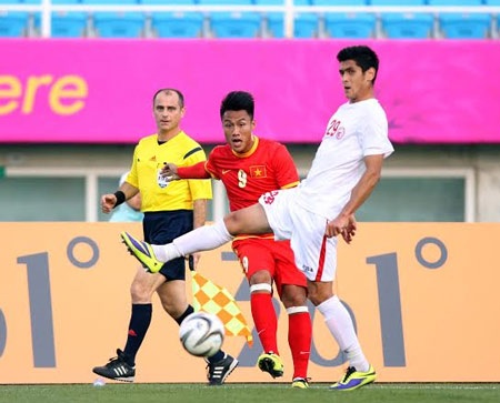 Đánh bại Olympic Kyrgyzstan, HLV Miura vẫn không hài lòng - 1 HLV Miura không hài lòng dù Olympic Việt Nam chiến thắng - Ảnh: Gia Hưng