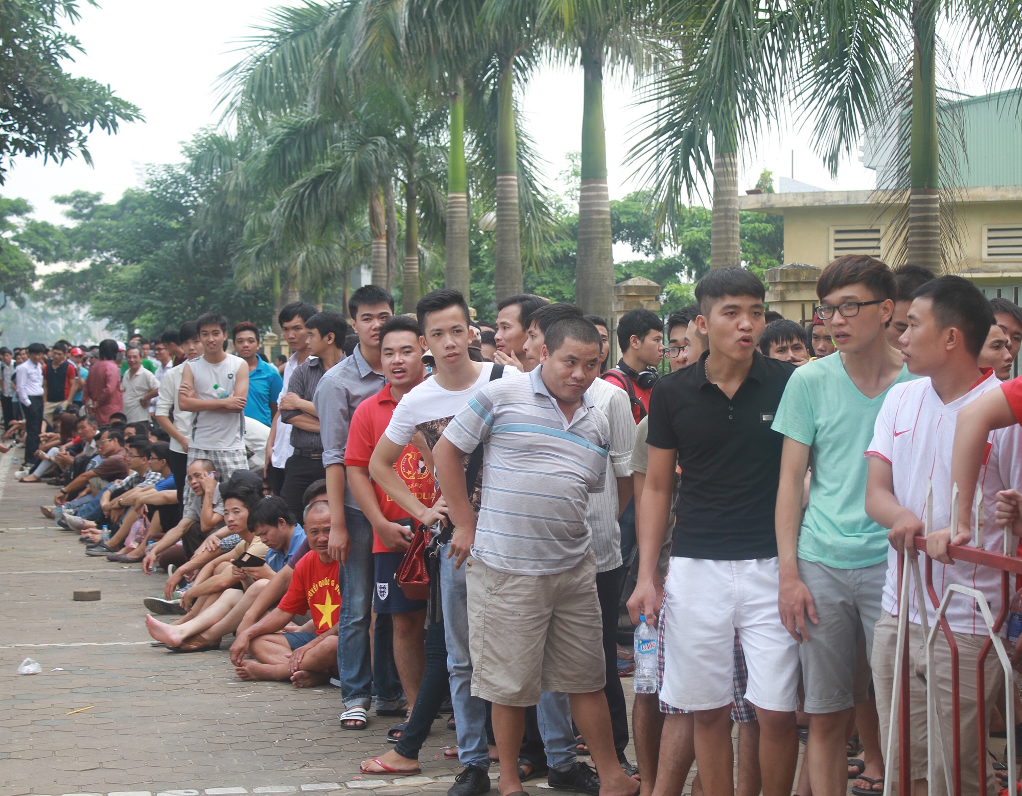 Cơn sốt vé và sự thiệt thòi của người hâm mộ Việt Nam - 3 Người hâm mộ xếp hàng lâu cũng chưa chắc có vé vào sân - Ảnh: Gia Hưng