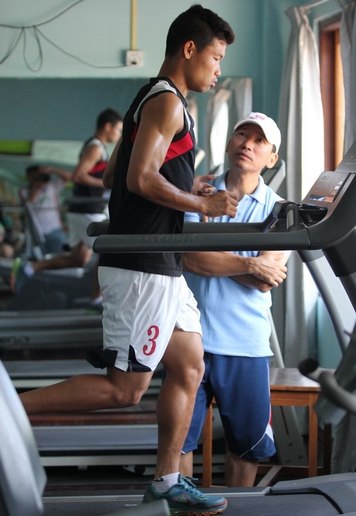 Trung vệ U19 Việt Nam tập gym tại khách sạn