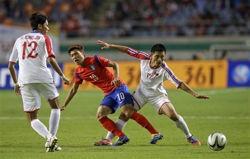 Thắng nghẹt thở Triều Tiên, Olympic Hàn Quốc đoạt HCV Asiad - 1 Olympic Hàn Quốc (đỏ) là đội lấn lướt hơn về thế trận