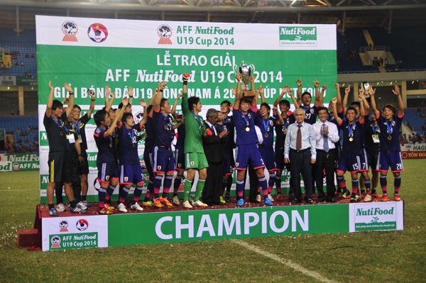 U19 Nhật Bản triệu tập nhiều "hàng khủng" để tái đấu U19 Việt Nam - 1 U19 Nhật Bản trong lễ đăng quang giải U19 Đông Nam Á 2014