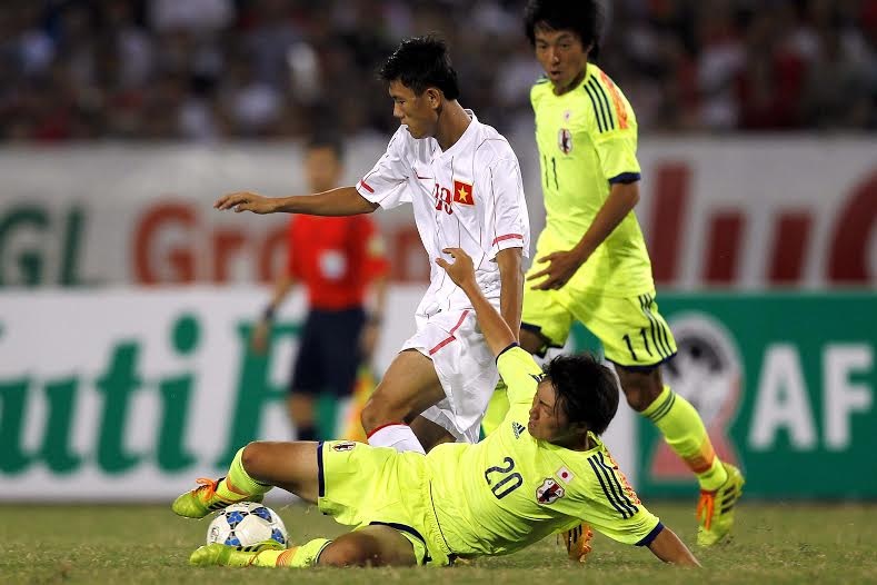 Thua tiếc nuối Nhật Bản, U19 Việt Nam gặp Myanmar ở bán kết - 3 U19 Việt Nam kiểm soát tốt khu vực giữa sân trong hiệp 1 - Ảnh: Gia Hưng