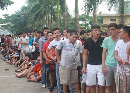 Người hâm mộ xếp hàng lâu cũng chưa chắc có vé vào sân - Ảnh: Gia Hưng