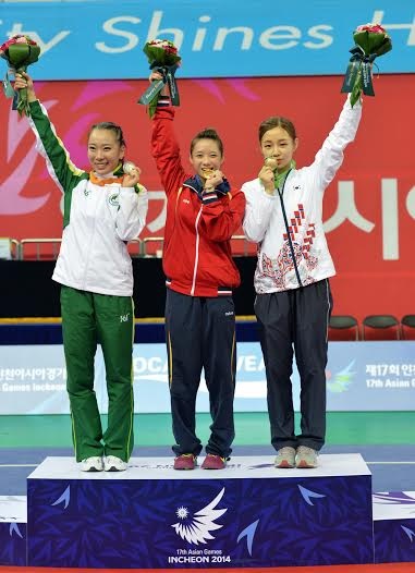 Thúy Vi lên bục nhận tấm HCV lịch sử cho wushu Việt Nam