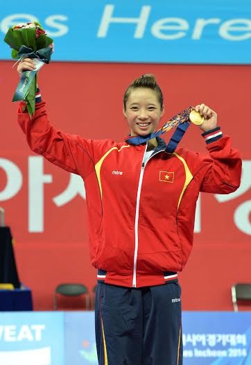 Người hâm mộ xin được chụp ảnh lưu niệm với Thúy Vi