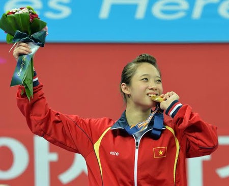 Người hâm mộ xin được chụp ảnh lưu niệm với Thúy Vi