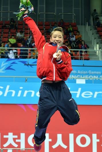 Người hâm mộ xin được chụp ảnh lưu niệm với Thúy Vi