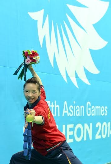 Người hâm mộ xin được chụp ảnh lưu niệm với Thúy Vi