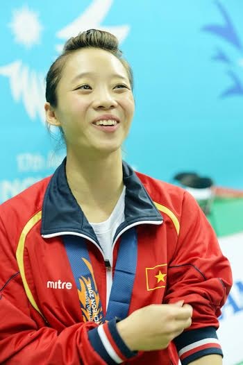 Người hâm mộ xin được chụp ảnh lưu niệm với Thúy Vi