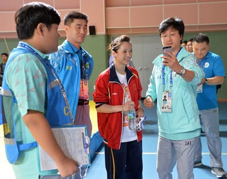 Người hâm mộ xin được chụp ảnh lưu niệm với Thúy Vi