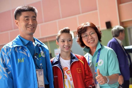 Trưởng đoàn Lâm Quang Thành chúc mứng tấm HCV của Thúy Vi