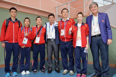 Trưởng đoàn Lâm Quang Thành chúc mứng tấm HCV của Thúy Vi