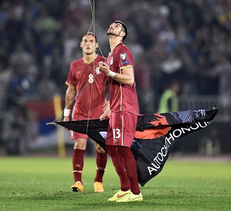 Ẩu đả kinh hoàng trong trận Serbia-Albania - 3 Các cầu thủ Serbia cố gắng giữ lá cờ lại sau khi băng xuống sân