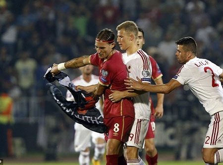 Ẩu đả kinh hoàng trong trận Serbia-Albania - 4 Cầu thủ hai bên bắt đầu ẩu đả...