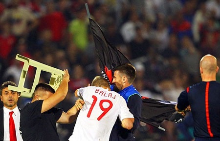 Ẩu đả kinh hoàng trong trận Serbia-Albania - 5 Sự xuất hiện của các CĐV Serbia khiến mọi thứ trở nên mất kiểm soát