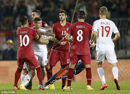 Ẩu đả kinh hoàng trong trận Serbia-Albania - 7 Cầu thủ hai bên đã lời qua tiếng lại với nhau