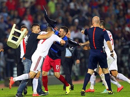 Ẩu đả kinh hoàng trong trận Serbia-Albania - 10 Cảnh sát trên sân Partizan đã phải rất vất vả để kiềm chế đám đông