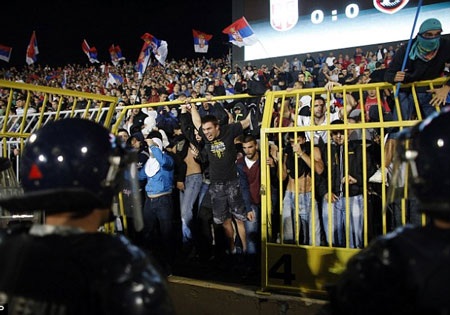 Ẩu đả kinh hoàng trong trận Serbia-Albania - 12 Cảnh sát trên sân Partizan đã phải rất vất vả để kiềm chế đám đông