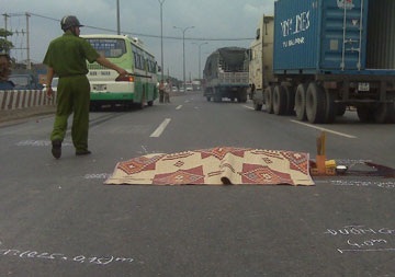 TPHCM: Xe buýt cán chết một bảo vệ - 1