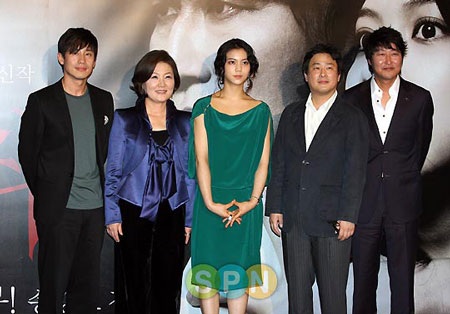 Nhiều sao "bự" xứ Hàn tới dự buổi chiếu ra mắt phim “Thirst” - 1