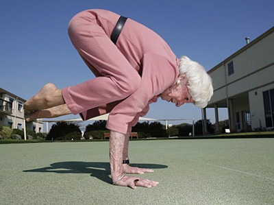 83 tuổi có thân hình mềm dẻo như cao su - 3