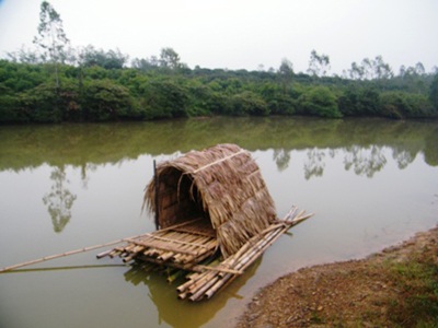 Bơi thuyền ra hồ tắm, 2 em nhỏ chết đuối - 1