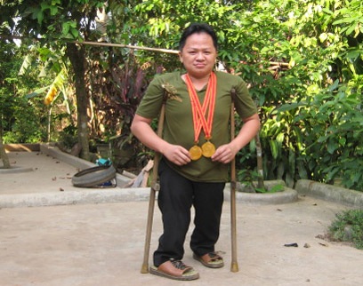 “Đôi nạng gỗ” đi tới kỳ tích - 1 “Đôi nạng gỗ” đi tới kỳ tích - 1