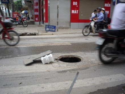 Đường “rụng tên”, hố ga “ngoác miệng” - 1 Đường “rụng tên”, hố ga “ngoác miệng” - 1
