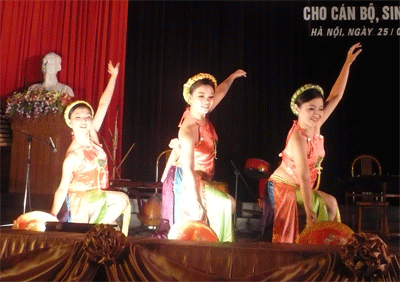 “Truyền lửa” văn hóa nghệ thuật cho sinh viên  - 7