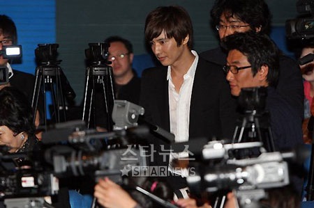 Gặp lại Won Bin trong buổi họp báo phim mới - 11