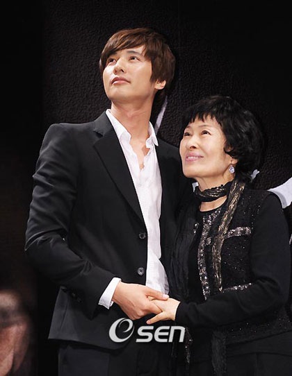 Gặp lại Won Bin trong buổi họp báo phim mới - 2